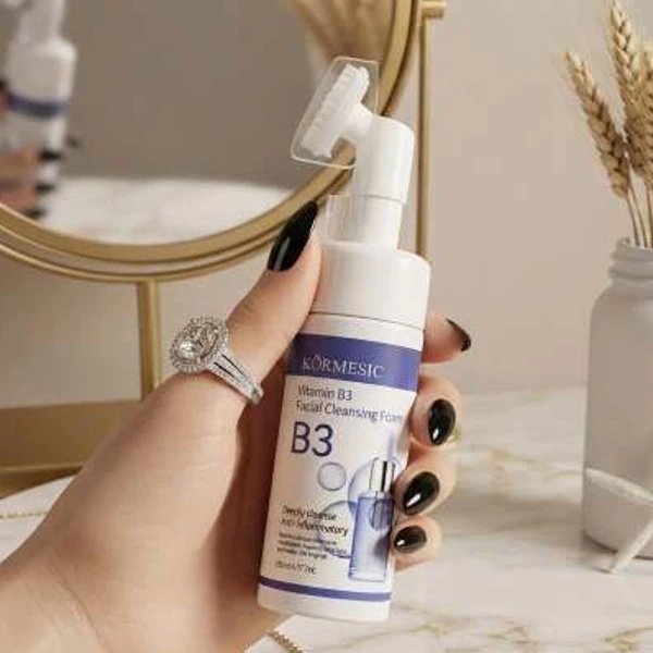 خرید فوم شستشوی صورت ویتامین B3 کورمسیک برس‌دار حجم 150 میلی لیتر